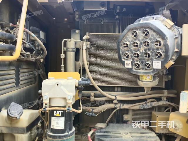 回转马达和主控阀（整机外观）