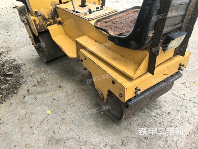 铰接正右侧（压路机前后车架）