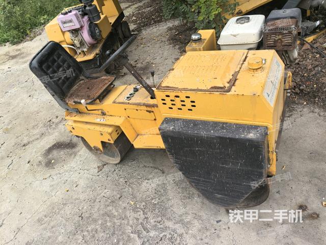 后轮右侧全景（压路机前后车架）