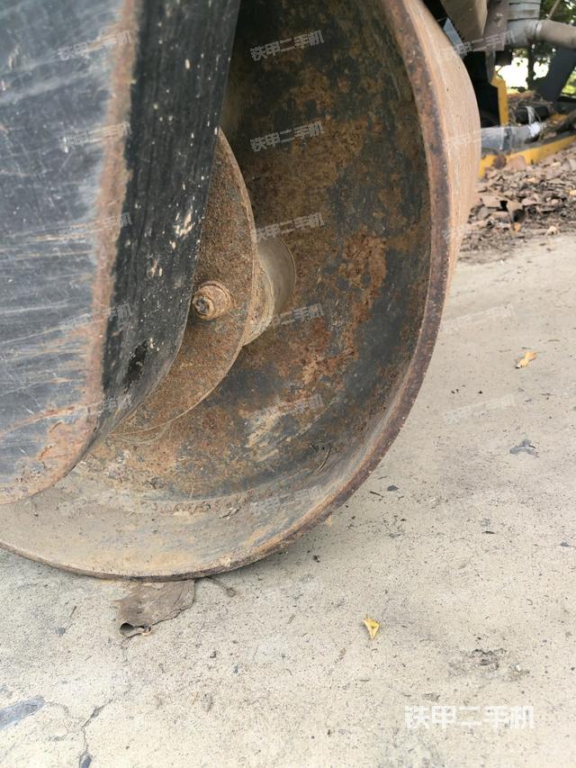 后轮左侧全景（压路机前后车架）