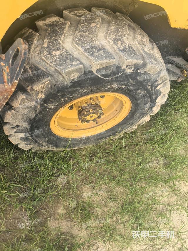 正后侧（压路机前后车架）