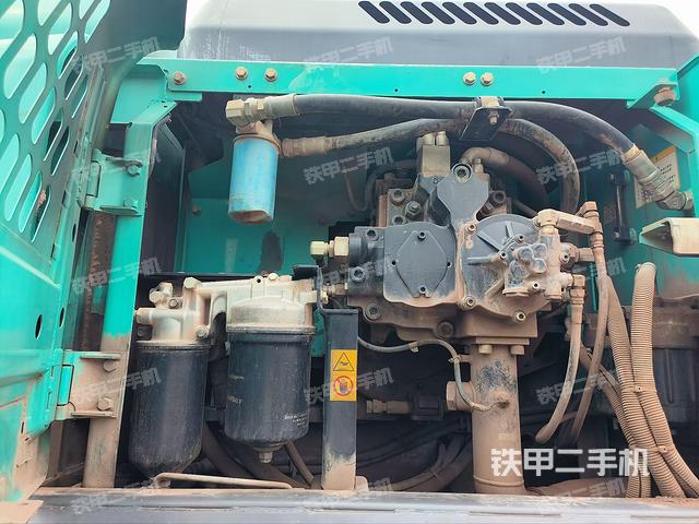 液压泵舱室正面整体（整机外观）