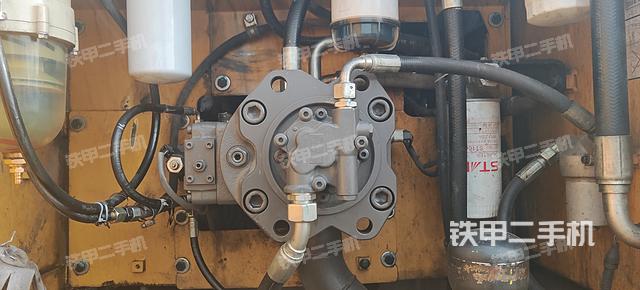 液压泵舱室正面整体（整机外观）