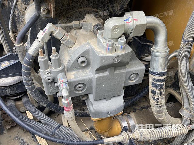 液压泵舱室正面整体（整机外观）