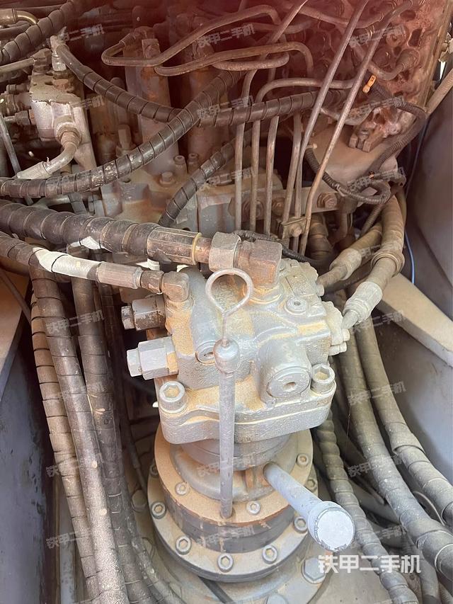 回转马达和主控阀（整机外观）