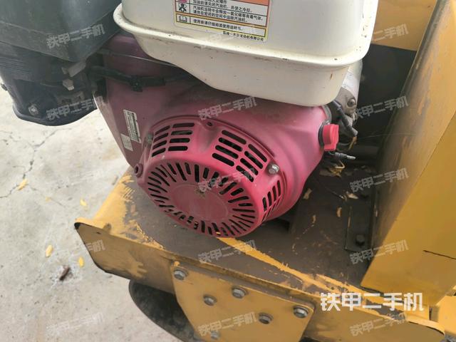 发动机右侧全景（压路机发动机舱）