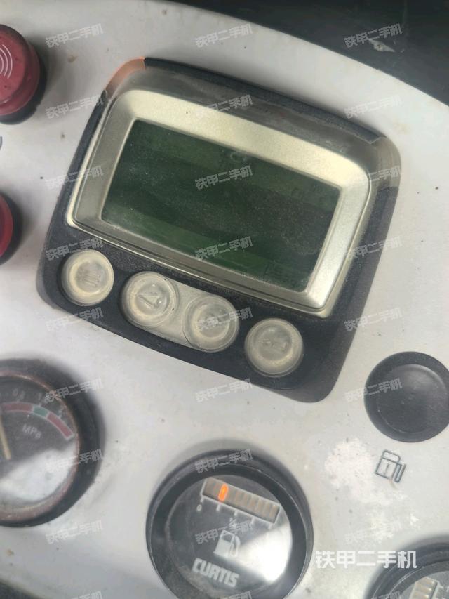 操作台全景（压路机驾驶室）