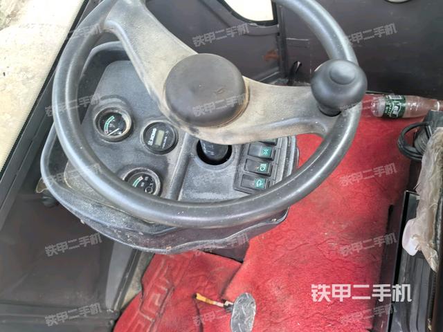 驾驶室侧向上照全景（压路机驾驶室）