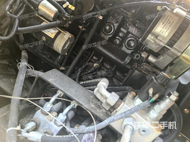 分动箱或变速箱（压路机发动机舱）