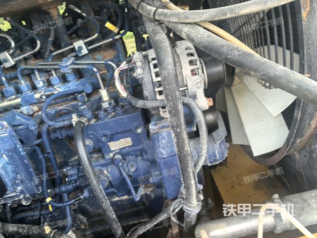 发动机舱全景（压路机发动机舱）