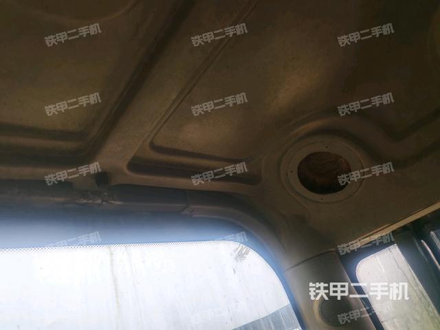 行走控制手柄和踏板 俯拍（驾驶室部分）