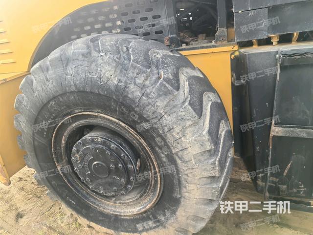 前轮左侧减震块连接及部件（压路机前后车架）