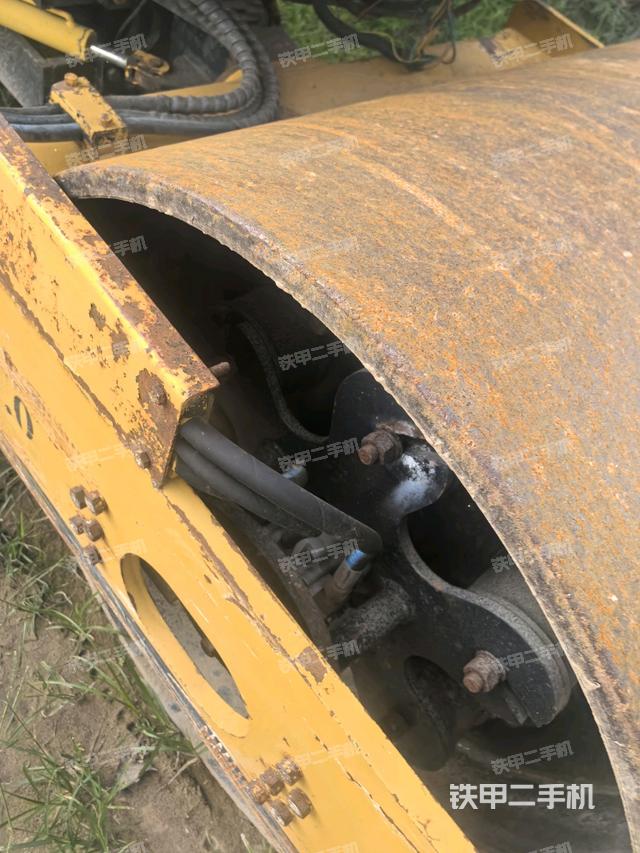 铰接正左侧（压路机前后车架）