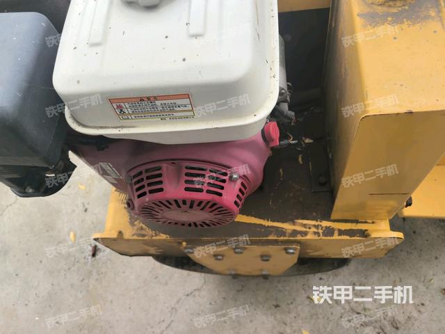 发动机上部全景（压路机发动机舱）