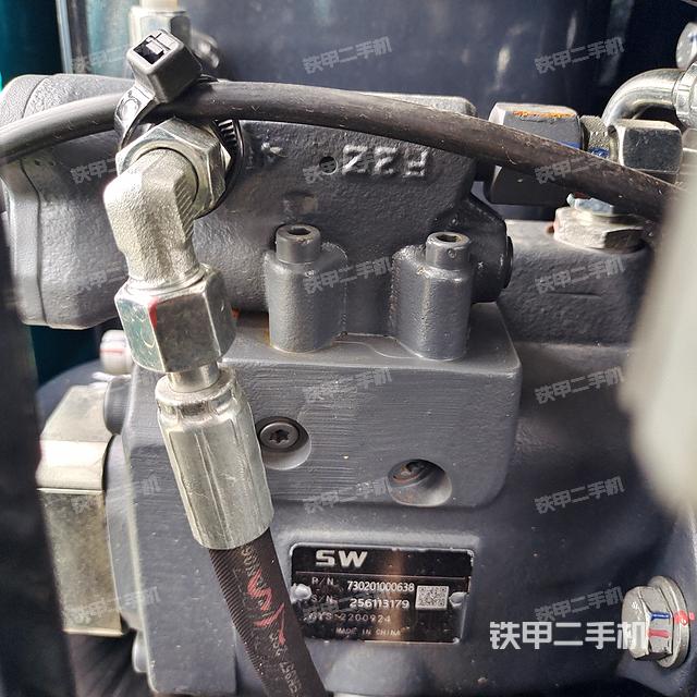 液壓泵艙室正面整體（整機(jī)外觀）