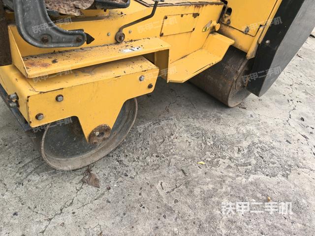 铰接正左侧（压路机前后车架）