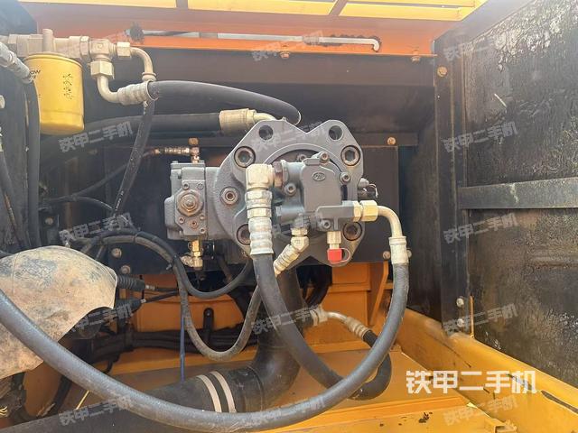 液压泵舱室正面整体（整机外观）