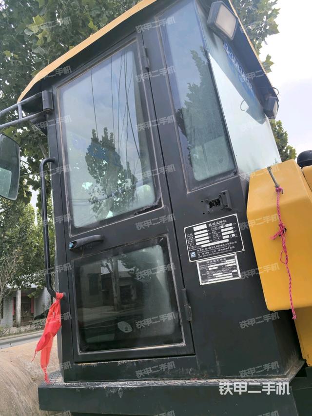 右侧正面照（压路机驾驶室）