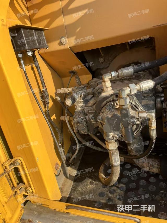 液压泵舱室正面整体（整机外观）