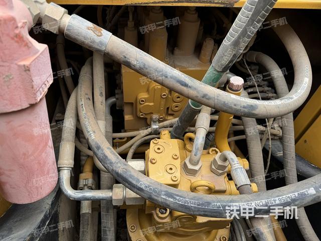 回转马达和主控阀（整机外观）