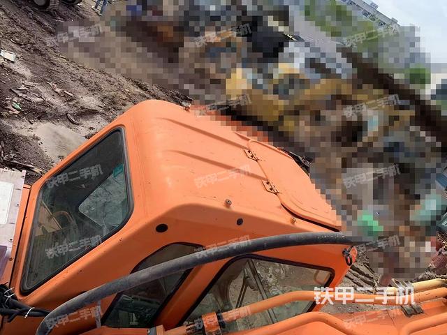 駕駛室頂部（整機外觀）