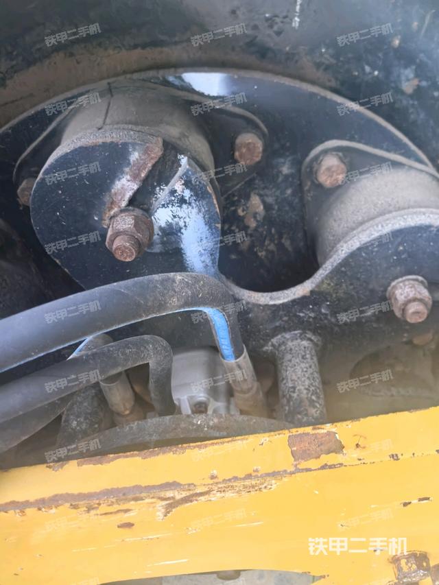 铰接正右侧（压路机前后车架）