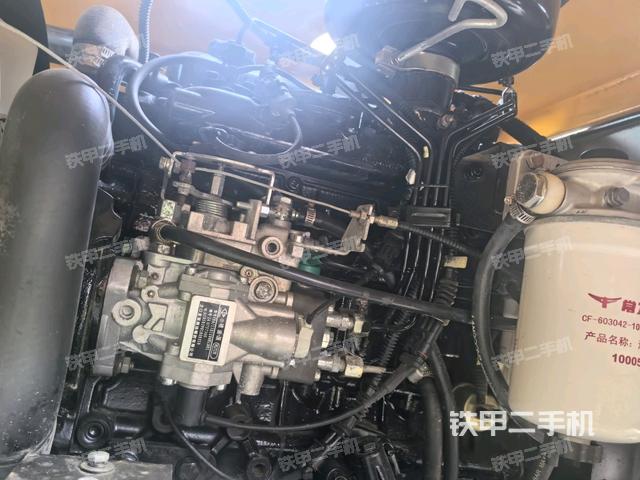 发动机舱全景（压路机发动机舱）