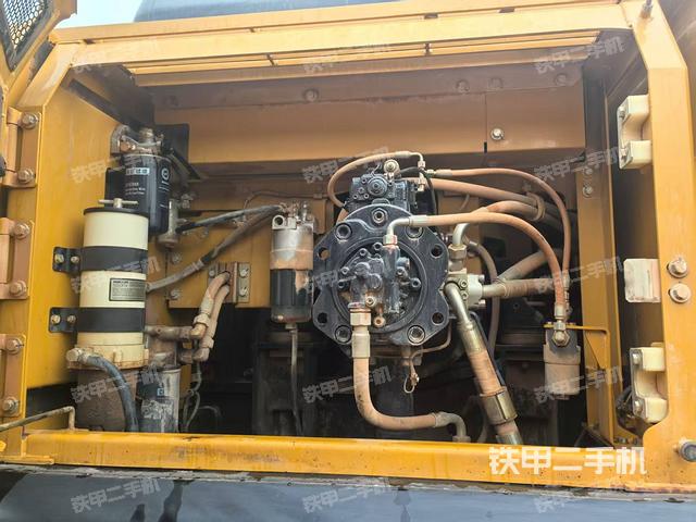 液压泵舱室正面整体（整机外观）