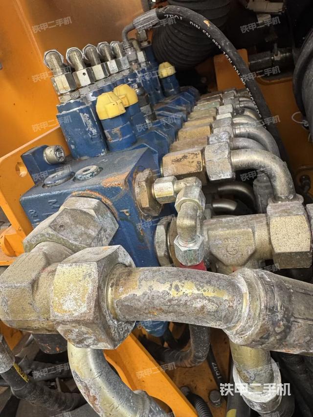 回转马达和主控阀（整机外观）