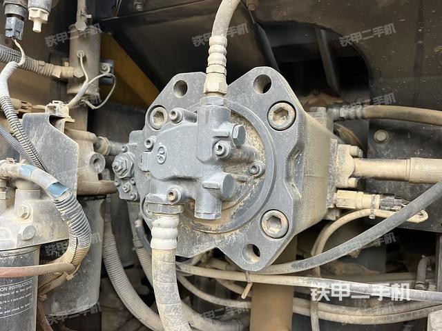 液压泵舱室正面整体（整机外观）