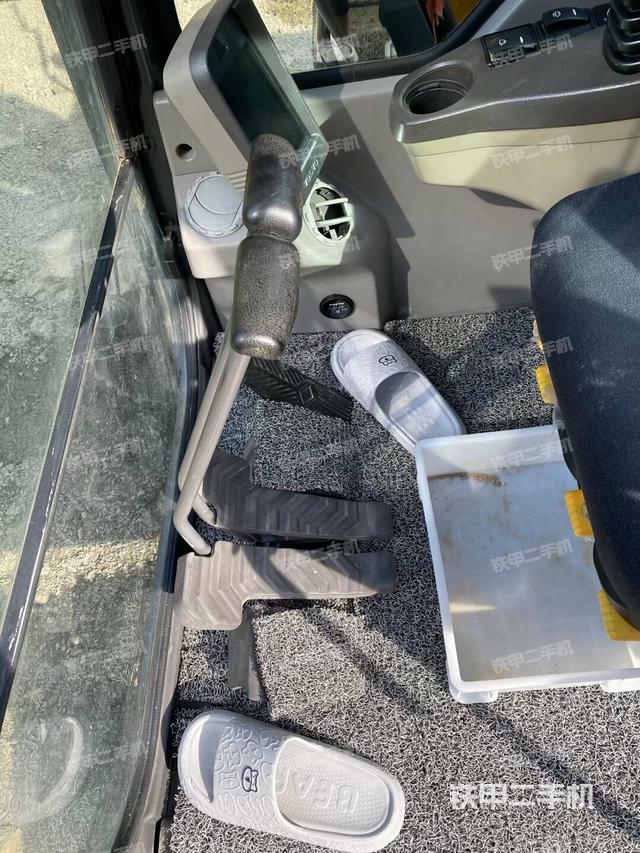 行走控制手柄和踏板?俯拍（駕駛室部分）
