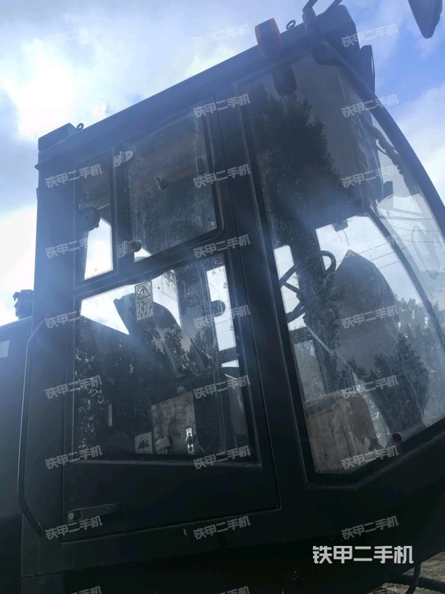 左侧正面照（压路机驾驶室）