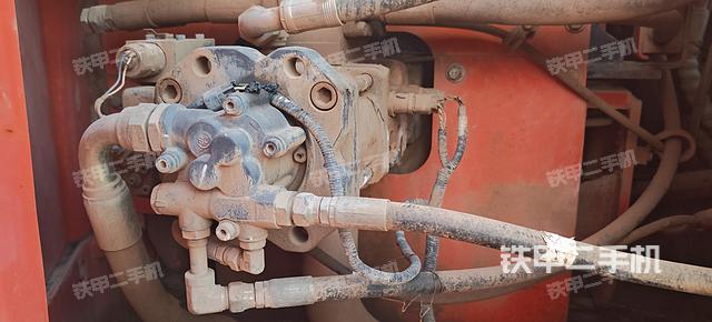 液压泵舱室正面整体（整机外观）