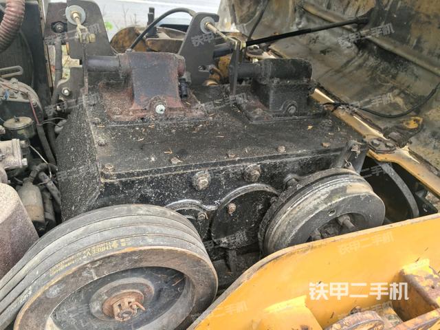 分动箱或变速箱（压路机发动机舱）