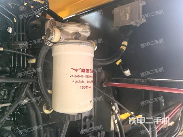 发动机右侧全景（压路机发动机舱）