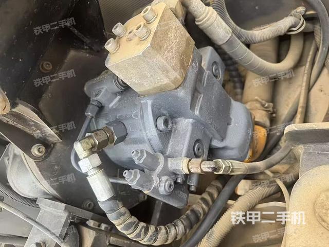 液压泵舱室正面整体（整机外观）