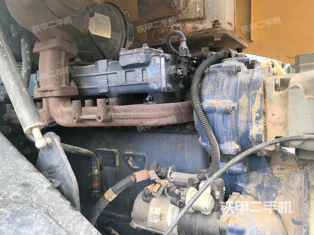 發(fā)動機艙液壓泵全景（壓路機發(fā)動機艙）