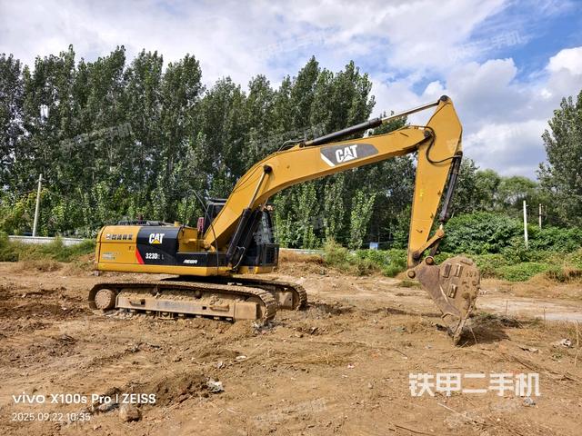 卡特彼勒323D2L挖掘機