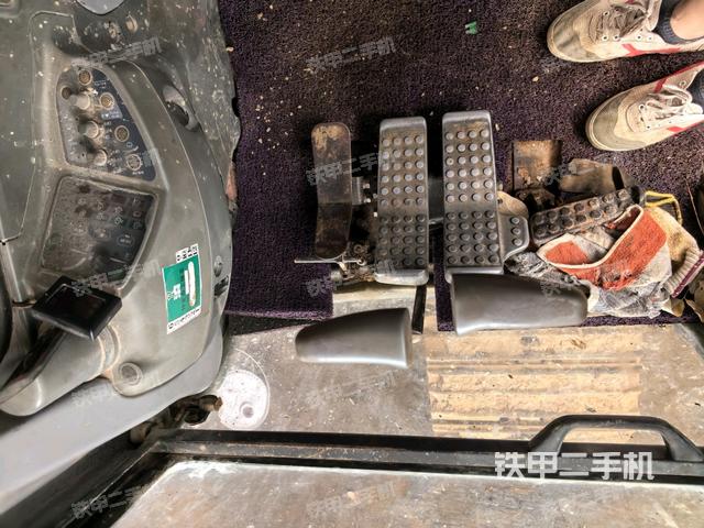 左后方玻璃角標(biāo)（駕駛室部分）