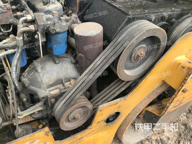 发动机左侧全景（压路机发动机舱）