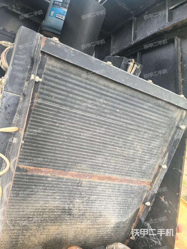 发动机右侧全景（压路机发动机舱）