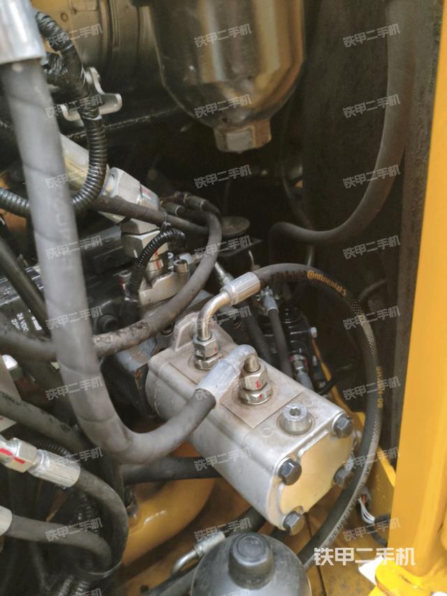 液压泵舱室正面整体（整机外观）