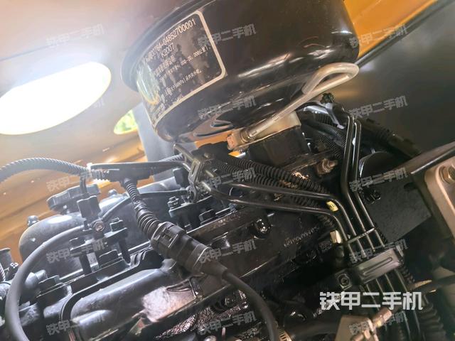 发动机上部全景（压路机发动机舱）