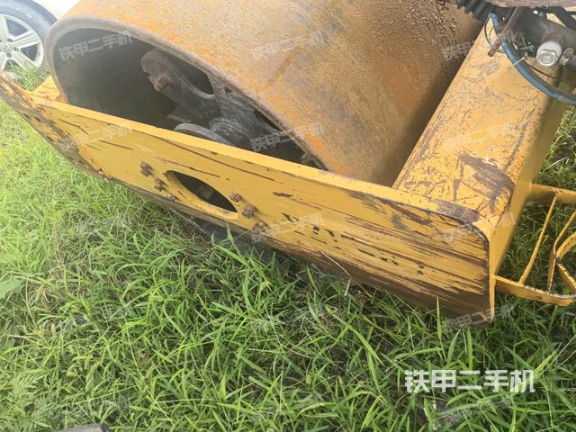 后轮左侧全景（压路机前后车架）