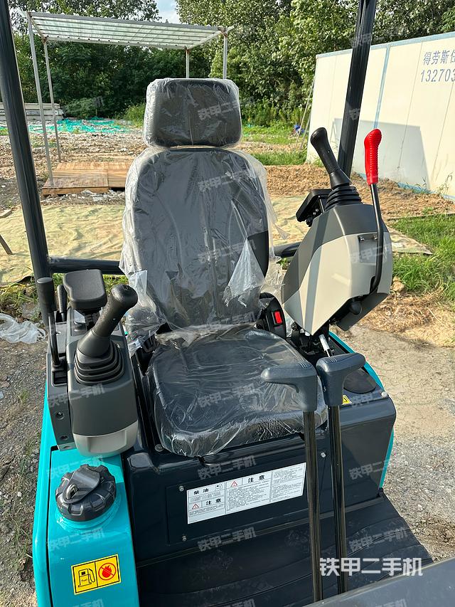 回轉(zhuǎn)馬達(dá)和主控閥（整機(jī)外觀）