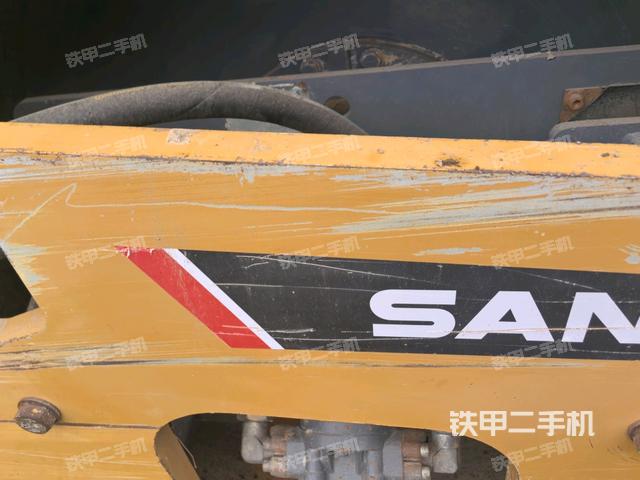 前輪左側(cè)減震塊連接及部件（壓路機前后車架）