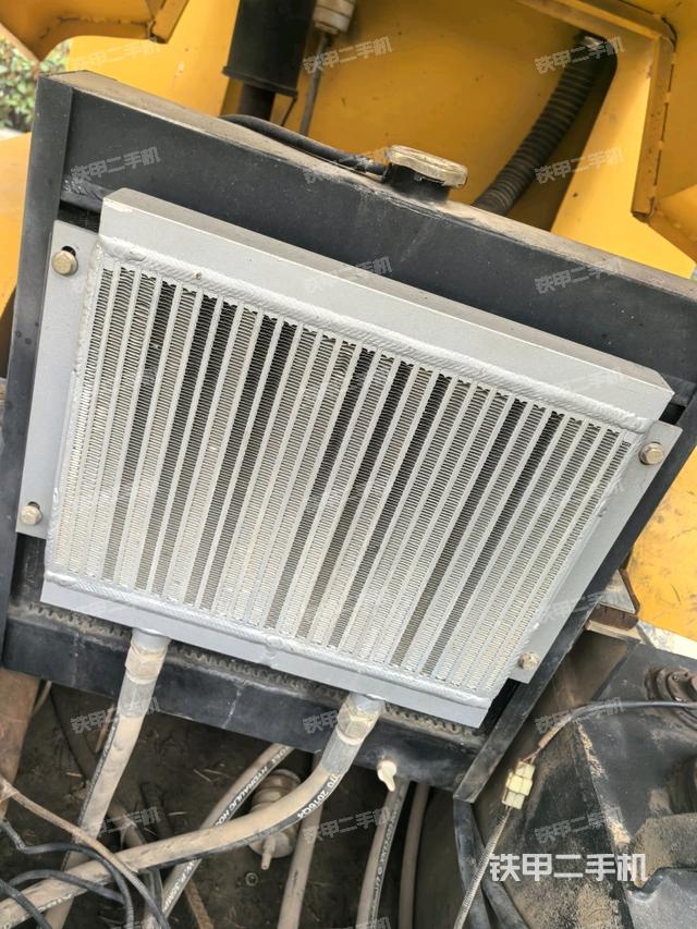 发动机右侧全景（压路机发动机舱）