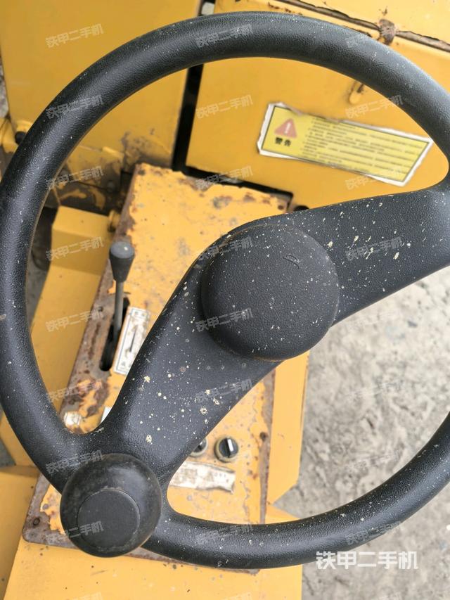 操作台全景（压路机驾驶室）