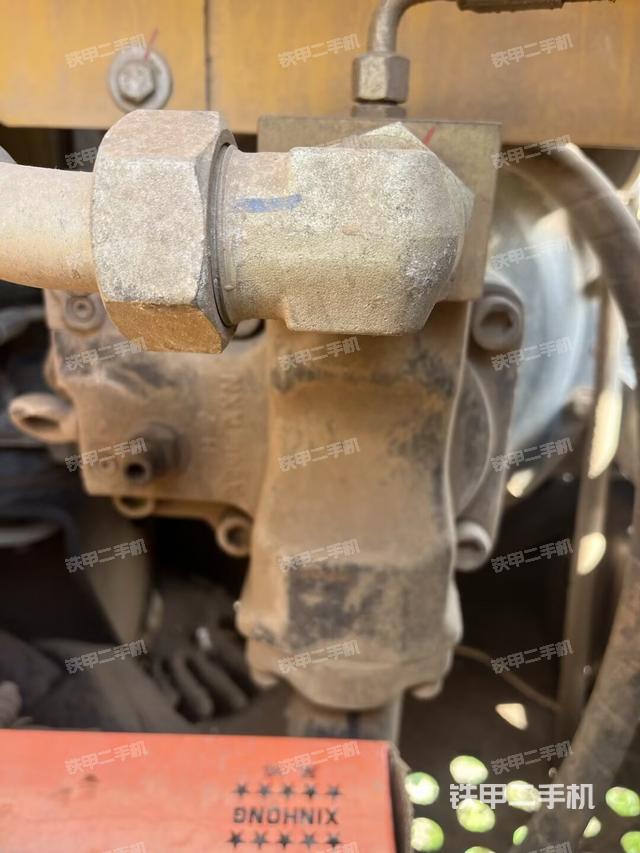 液压泵舱室正面整体（整机外观）