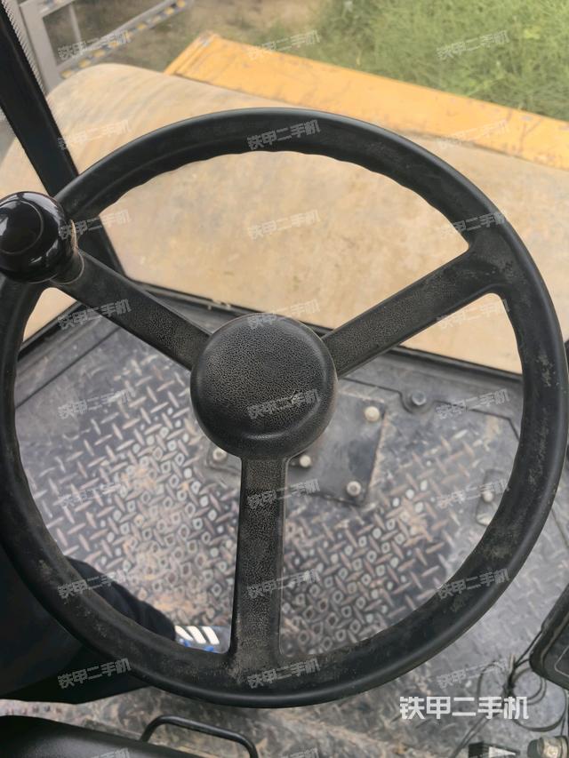 駕駛室頂蓬內(nèi)（壓路機駕駛室）